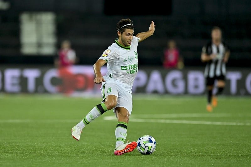 Marcinho, do América-MG, em jogo contra o Botafogo, pelo Brasileiro (foto: Mourão Panda/América-MG)