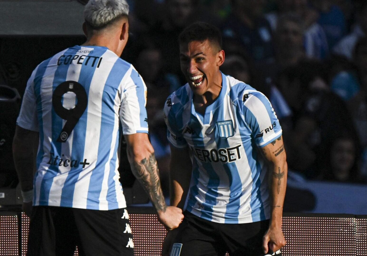 Jogadores do Racing comemoram gol (foto: Luis Robayo/AFP)