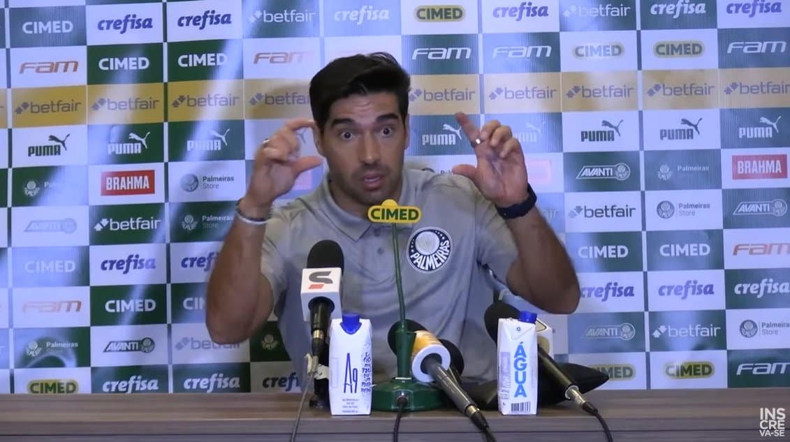 Abel Ferreira, na coletiva, após tomar celular da mão de repórter (foto: Reprodução/Twitter)