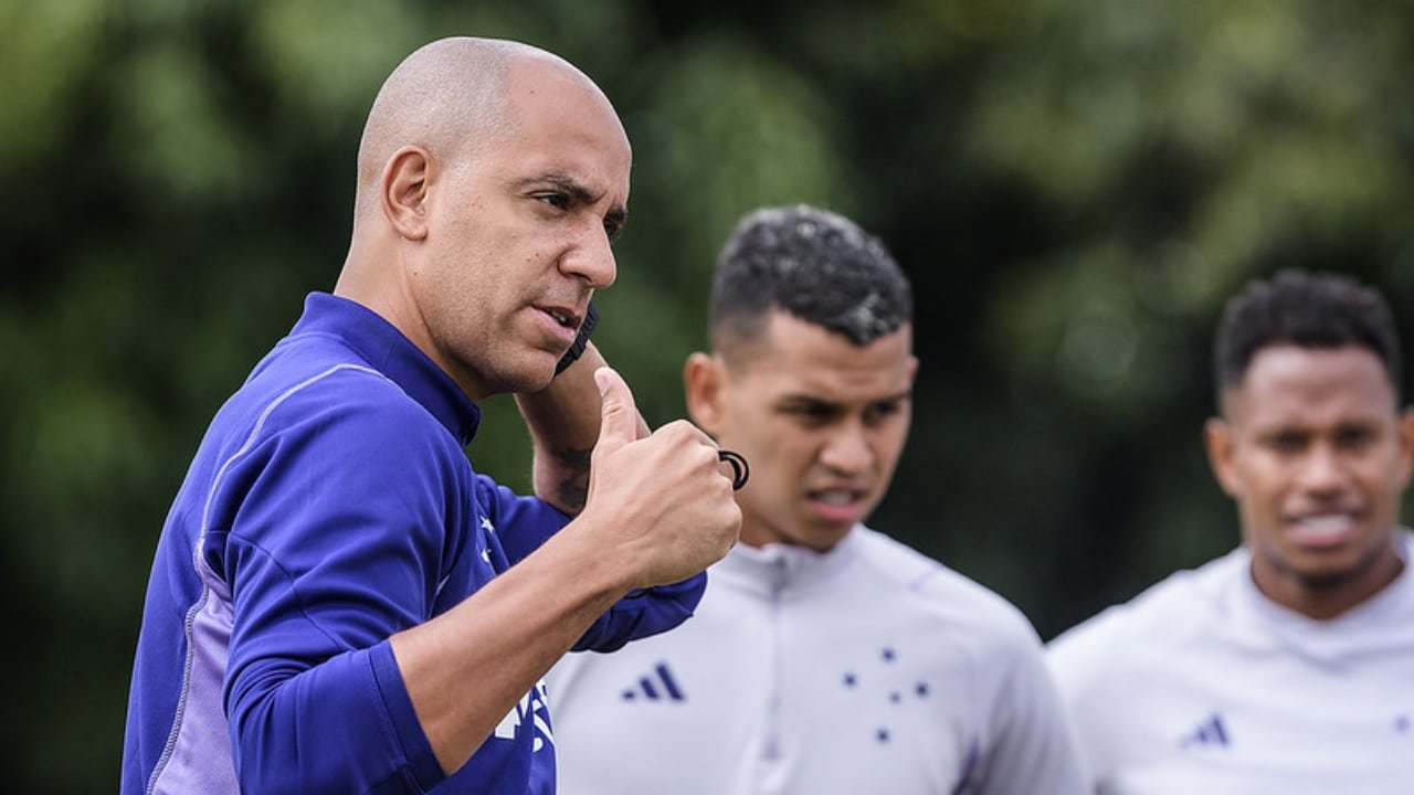 Técnico Pepa realizando treinamento com jogadores do Cruzeiro (foto: Gustavo Aleixo/Cruzeiro)