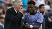 Ancelotti conversando com Vinícius Júnior. (foto: Jose Jordan/AFP)