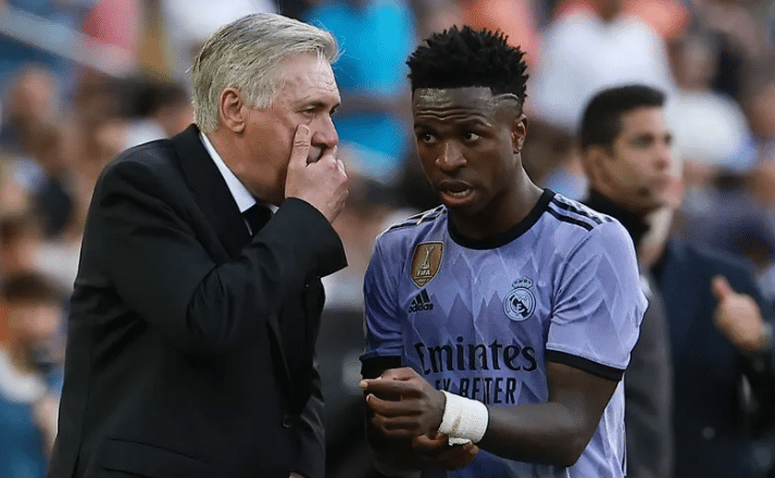 Ancelotti conversando com Vinícius Júnior. (foto: Jose Jordan/AFP)