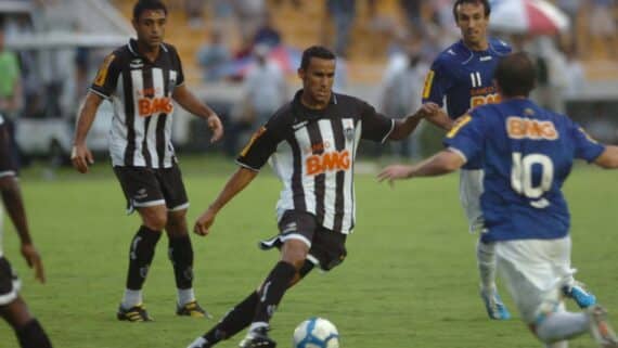 Confronto entre Cruzeiro e Atlético-MG, no Campeonato Brasileiro de 2010 (foto: Juarez Rodrigues/EM/D.A Press)