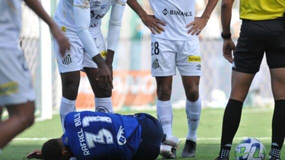 Cruzeiro: Bilu se machucou contra o Santos e deixa campo chorando (foto: Alexandre Guzanshe/EM D.A Press)