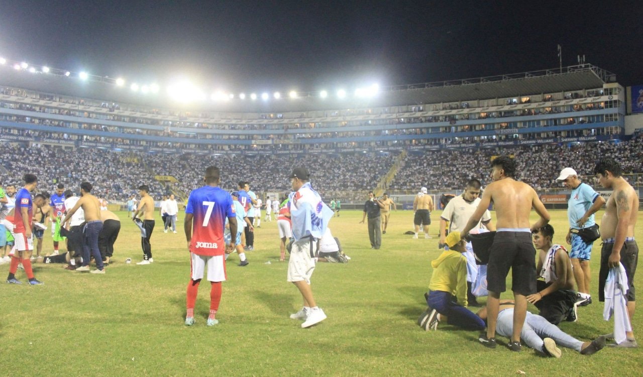 Tumulto em estádio (foto: Gabo Aquino / AFP)