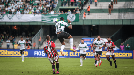 Alef Manga, do Coritiba, saltando para cabecear bola (foto: Guilherme Griebeler/Coritiba
)