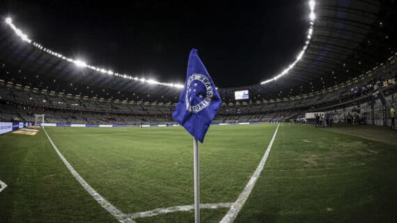 Bandeirinha de escanteio do Cruzeiro, no Mineirão (foto: Staff Images / Cruzeiro)
