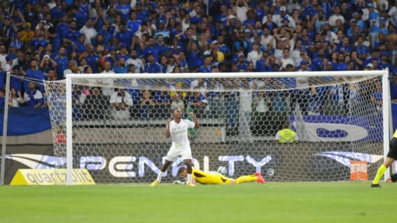 Jogador do Grêmio comemora gol da vitória sobre o Cruzeiro (foto: Alexandre Guzanshe/EM/D.A.Press)