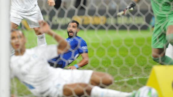Henrique Dourado, atacante do Cruzeiro, teve boas oportunidades para marcar contra o Grêmio (foto: Alexandre Guzanshe/EM/D.A.Press)