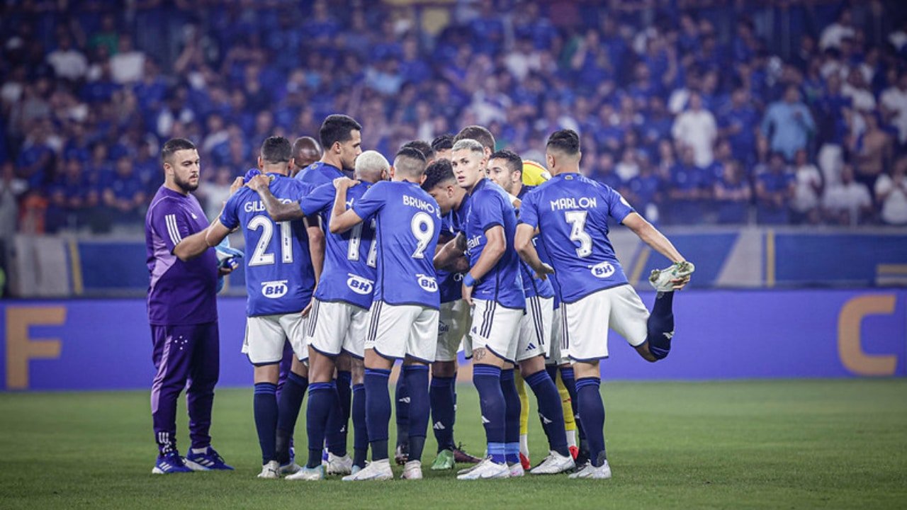 Jogadores do Cruzeiro estão reunidos dentro de campo, no Mineirão, antes de jogo (foto: Staff Images/Cruzeiro)