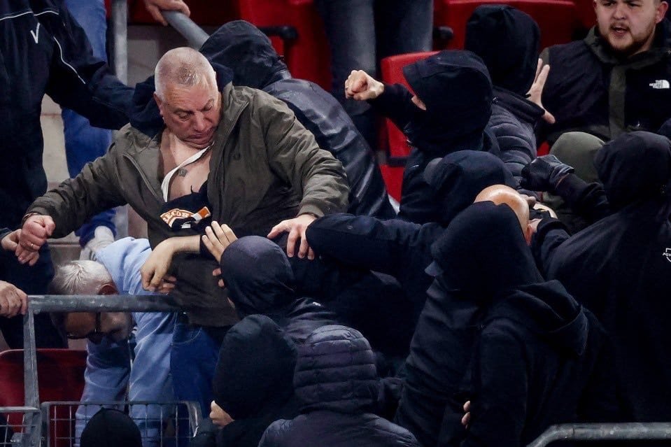 Dupla viraliza ao defender familiares de jogadores do West Ham de ataque de Ultras (foto: Twitter/Reprodução)