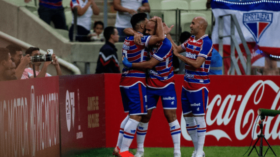 Jogadores do Fortaleza comemoram gol (foto: Thiago Gadelha/AFP)