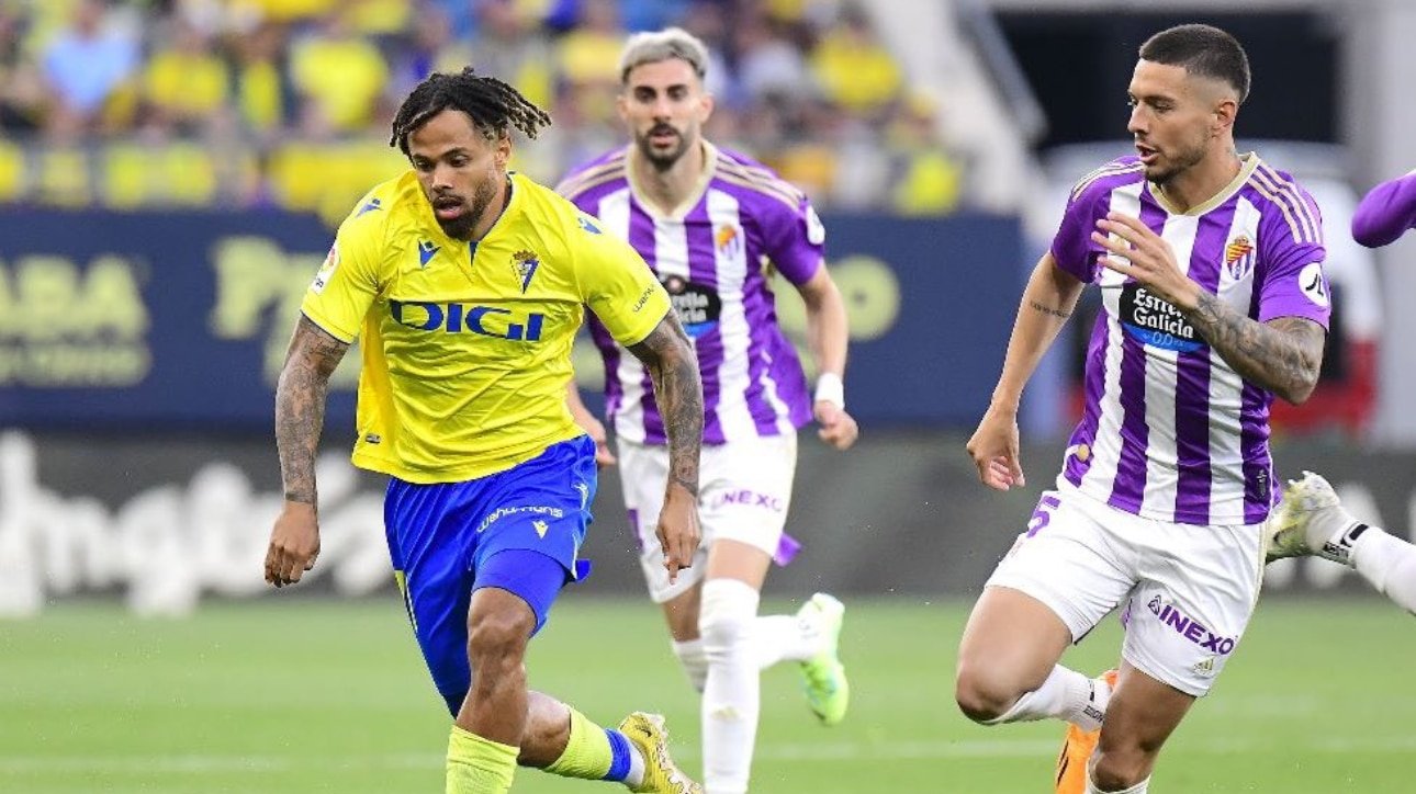 Valladolid e Cádiz jogando (foto: Reprodução Twitter do Cádiz)