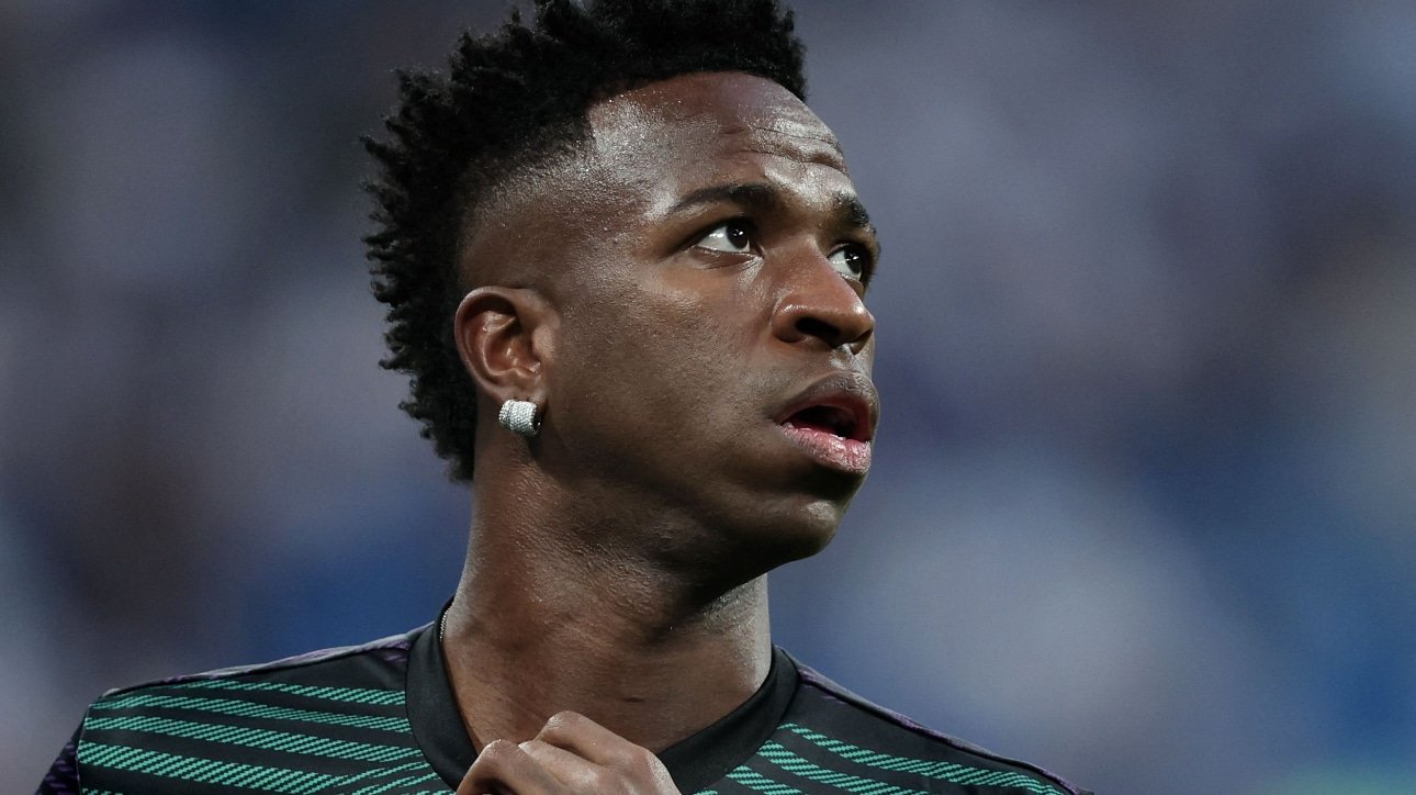 Vinícius Júnior olhando para cima (foto: Thomas COEX / AFP)