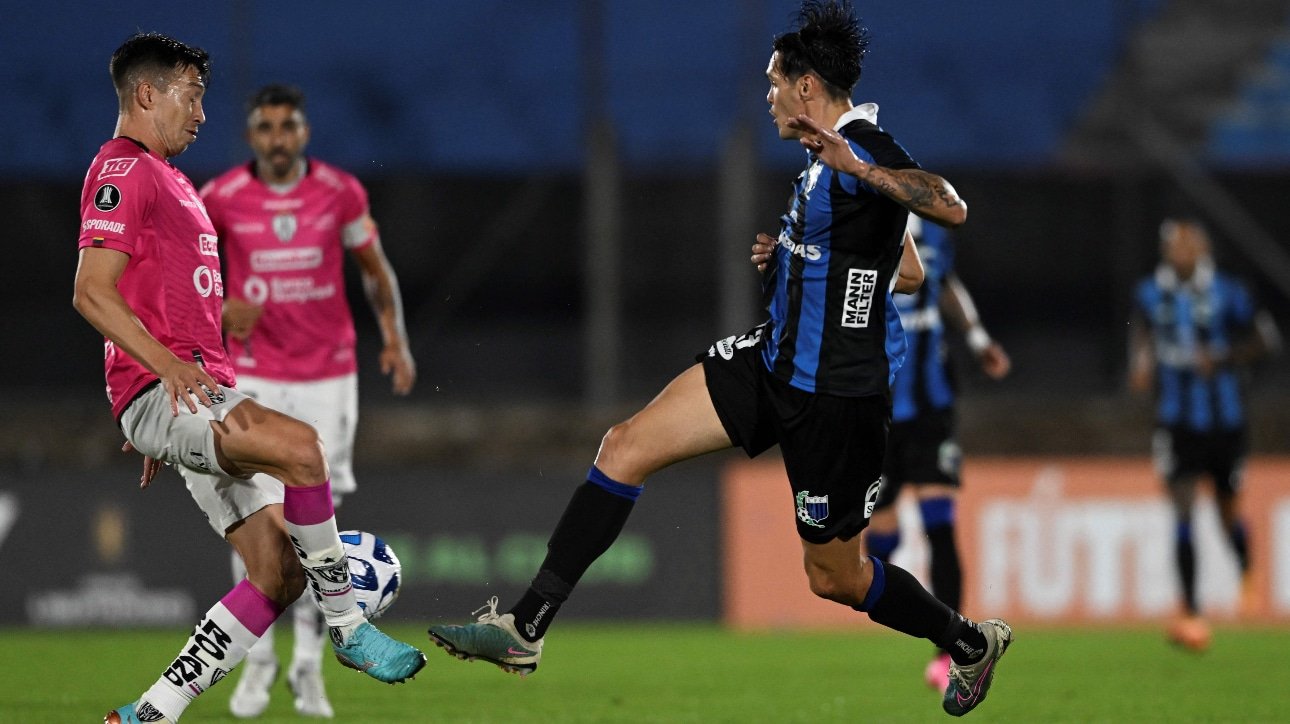 Liverpool e Del Valle se enfrentando (foto: Pablo PORCIUNCULA / AFP)