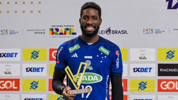 López com prêmio de MVP da Superliga (foto: Agência i7 / Sada Cruzeiro)