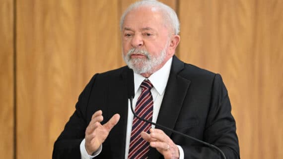 Lula em discurso no Palácio do Planalto (foto: AFP)