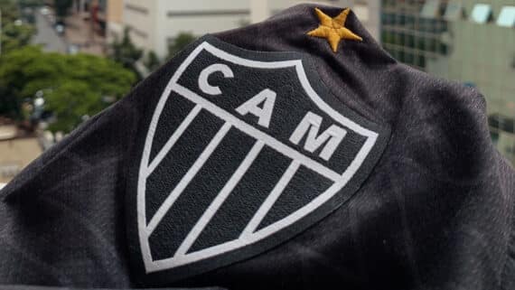 Escudo do Atlético-MG em camisa preta do clube mineiro (foto: Divulgação/Atlético-MG)