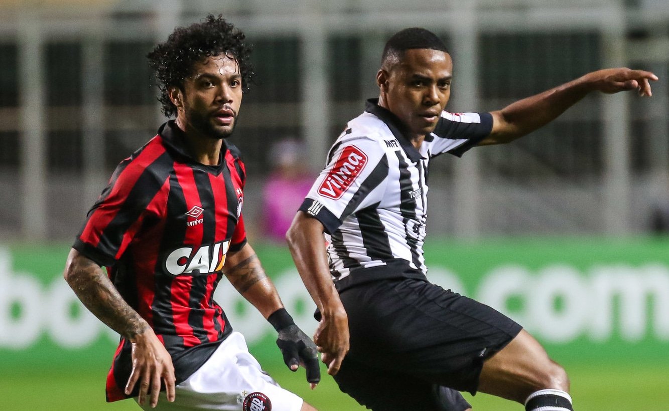 Otávio e Elias durante confronto entre Atlético-MG e Athletico-PR (foto: Bruno Cantini/Atlético-MG)