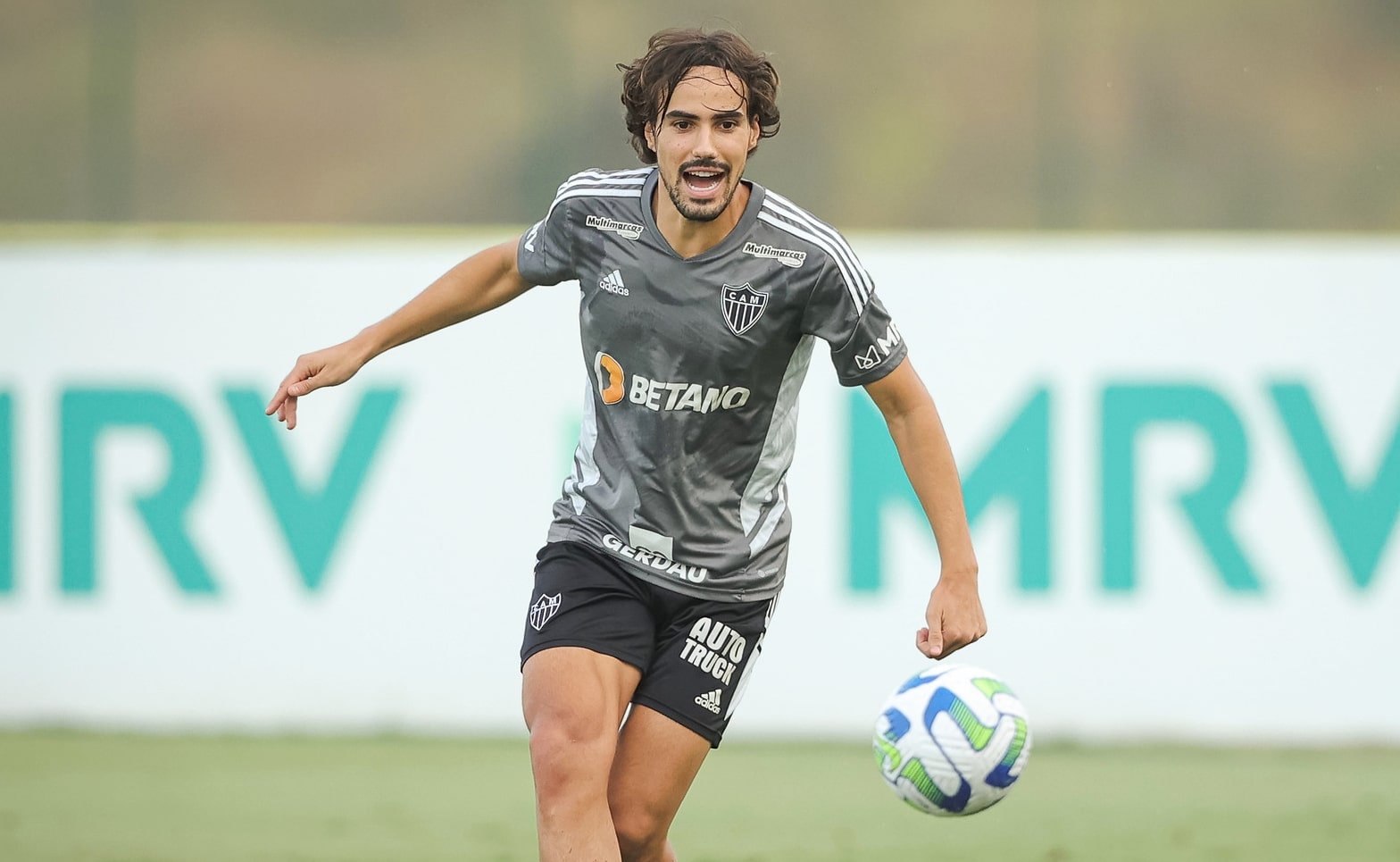 Igor Gomes sorri durante treino do Atlético-MG (foto: Pedro Souza/Atlético-MG)