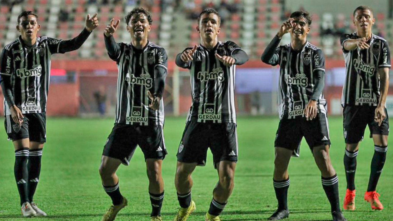 Jovens do Atlético golearam o rival Cruzeiro e se classificaram (foto: Twitter do Atlético)