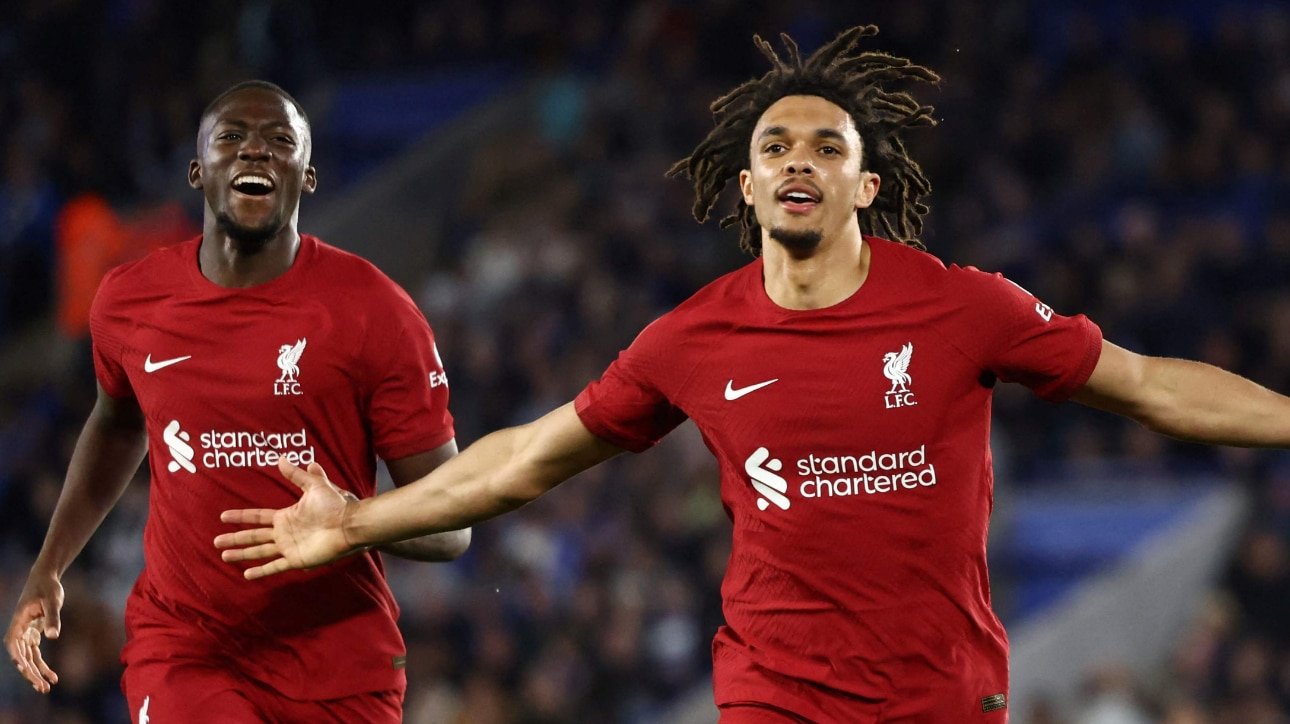 Alexander-Arnold marcou o terceiro gol do Liverpool e decretou a vitória dos Reds (foto: DARREN STAPLES / AFP)
