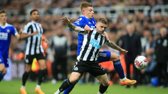 Newcastle e Leicester jogando (foto: Lindsey Parnaby / AFP)