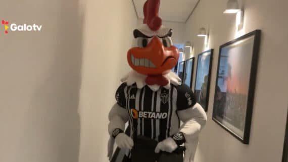 Galo Doido com uma camisa na mão (foto: Reprodução GaloTV)