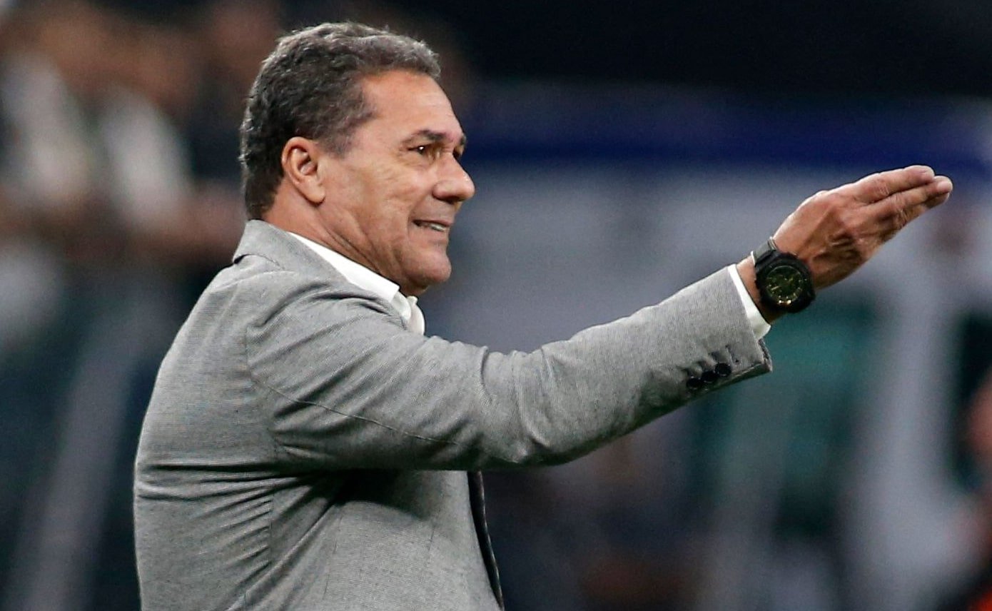 Vanderlei Luxemburgo, técnico do Corinthians, faz gesto durante jogo (foto: Miguel Schincariol/AFP)