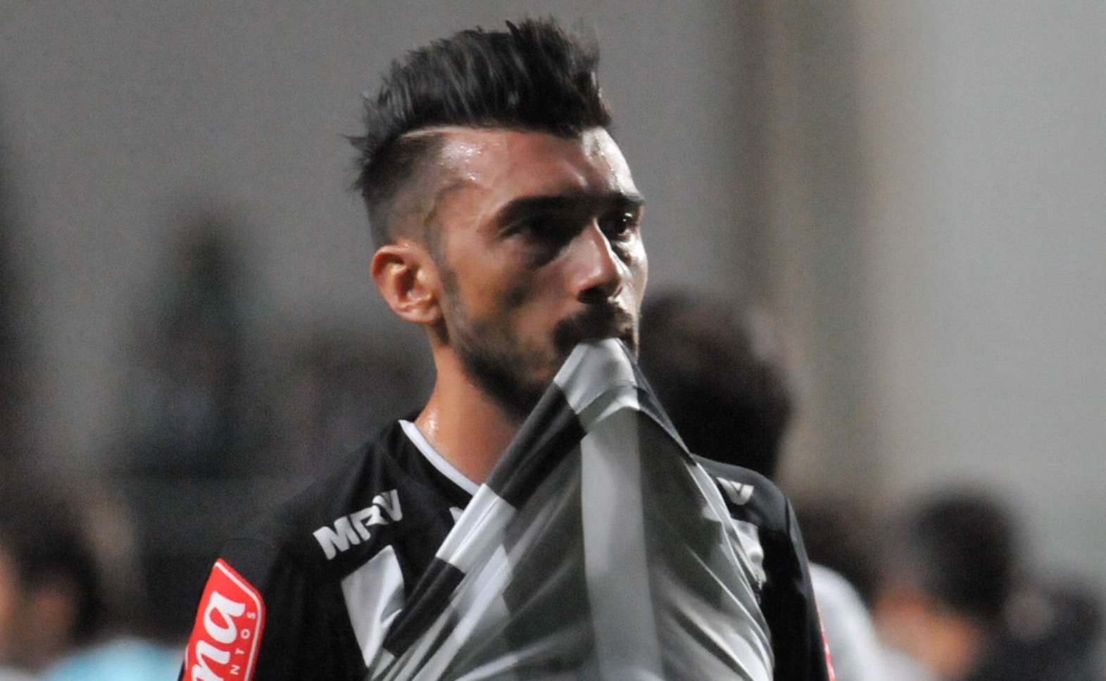 Dátolo, ex-jogador do Atlético-MG, morde camisa (foto: Rodrigo Clemente/EM)