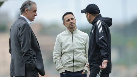 Rodrigo Caetano conversando com Sérgio Coelho e Eduardo Coudet (foto: Pedro Souza/Atlético)