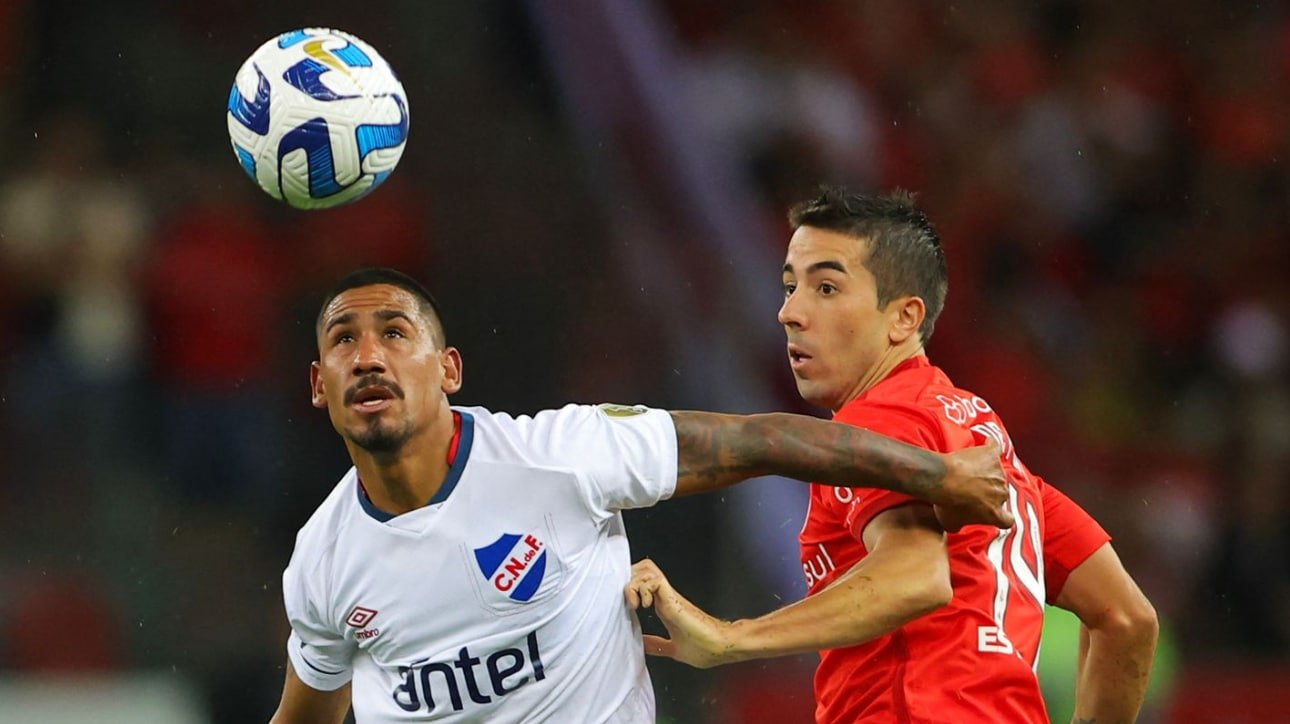 Internacional e Nacional-URU empataram por 2 a 2 no estádio Beira-Rio (foto: SILVIO AVILA / AFP)
