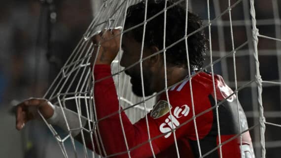 Gabigol, atacante do Flamengo, abraça a rede durante jogo (foto: Luis ROBAYO / AFP)