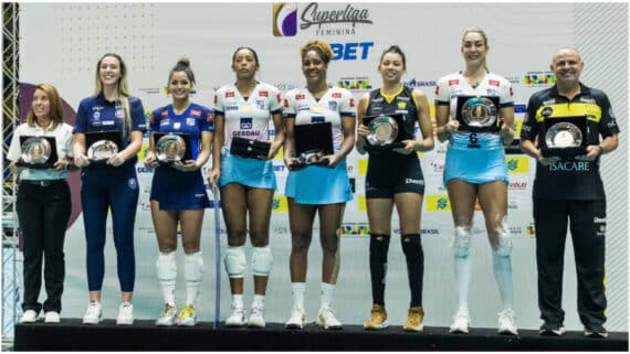 Jogadoras de Minas e Praia Clube receberam a premiação após a disputa da final da Superliga (foto: Eliezer Esportes)
