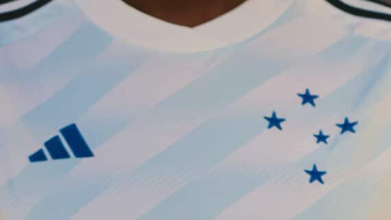 Nova camisa branca do Cruzeiro conta com detalhes azuis (foto: Divulgação Cruzeiro)