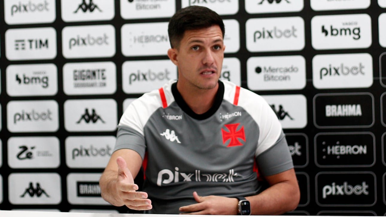 Barbieri sendo entrevistado no CT do Vasco (foto: Daniel RAMALHO/VASCO)