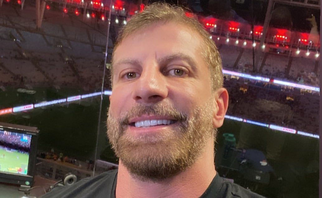 Comentarista Pedrinho sorri para foto (foto: Reprodução/Instagram)