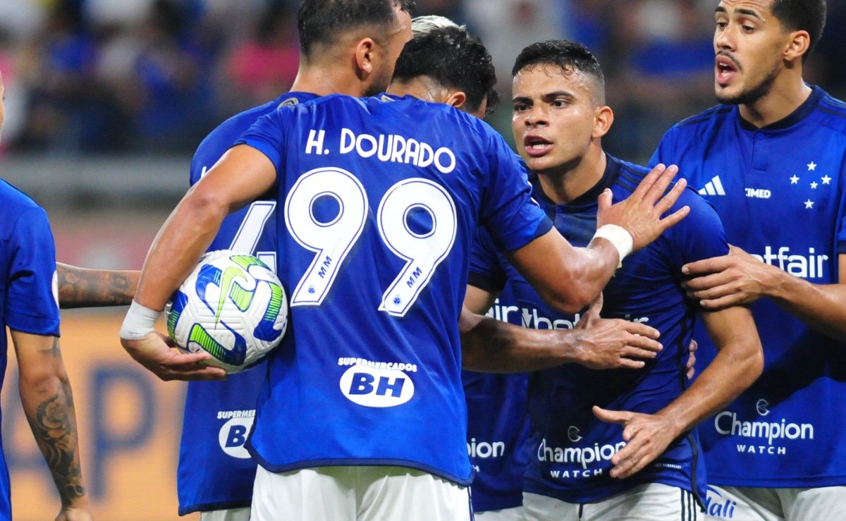 Henrique Dourado e Bruno Rodrigues discutem em Cruzeiro 0 x 2 Fluminense (foto: Ramon Lisboa/EM/DA.Press)