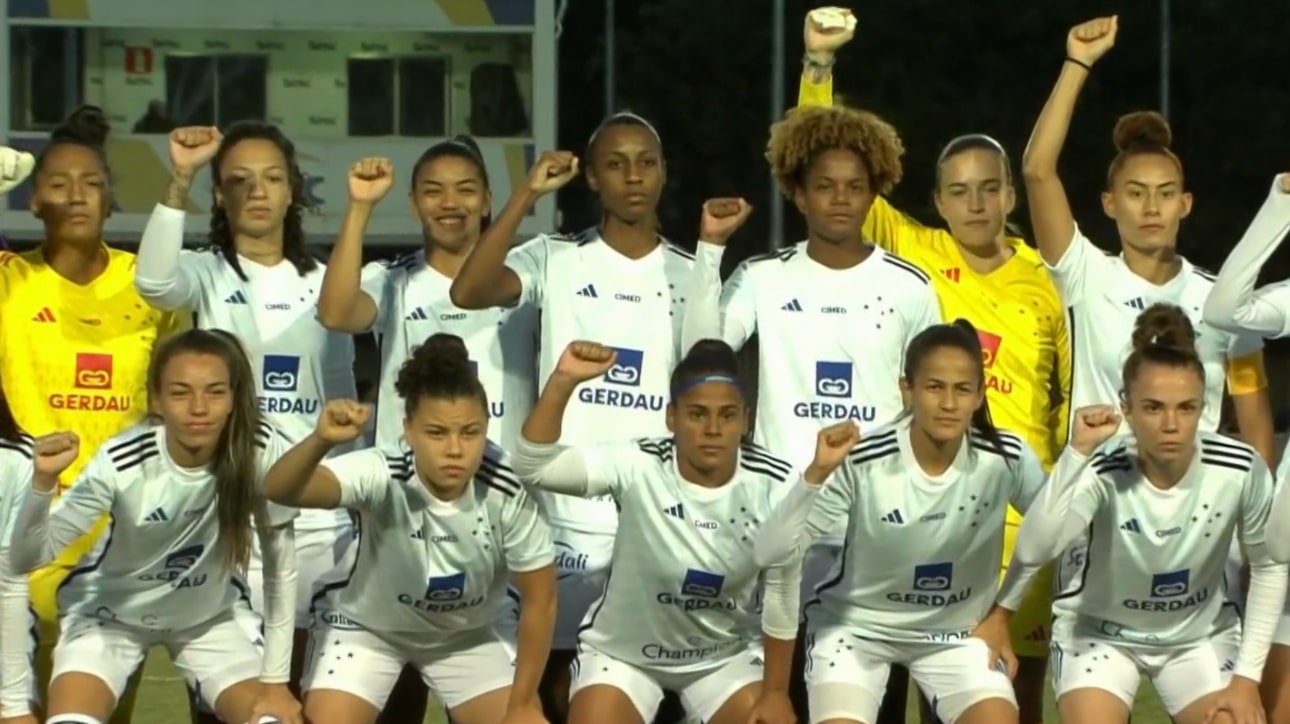 Jogadoras do Cruzeiro com punho cerrado antes do duelo com Flamengo (foto: Reprodução SporTV)
