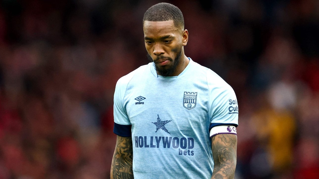 Ivan Toney, do Brentford, lamentando (foto: DARREN STAPLES / AFP)