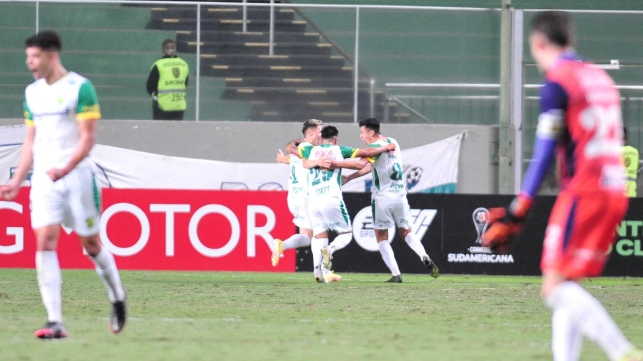 Jogadores do Defensa y Justicia comemorando um dos gols (foto: Alexandre Guzanshe/EM D.A Press)