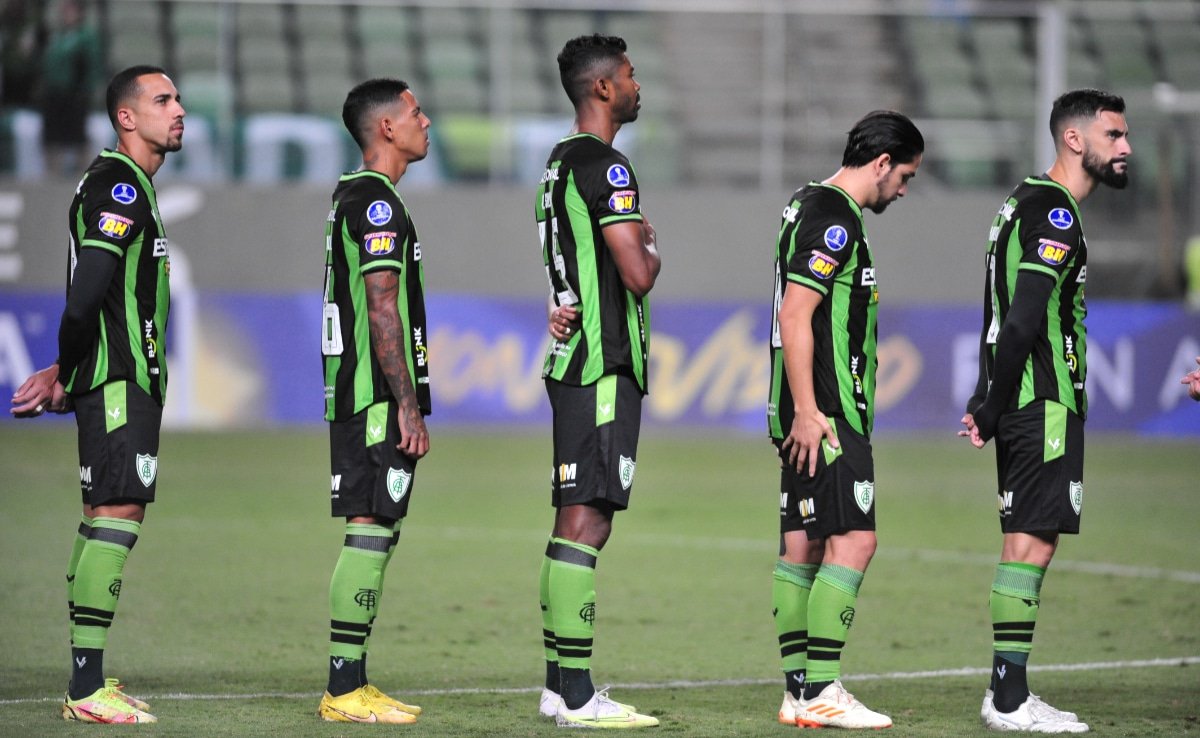 Jogadores do América-MG enfileirados durante hino nacional (foto: Alexandre Guzanshe/EM/D.A Press)