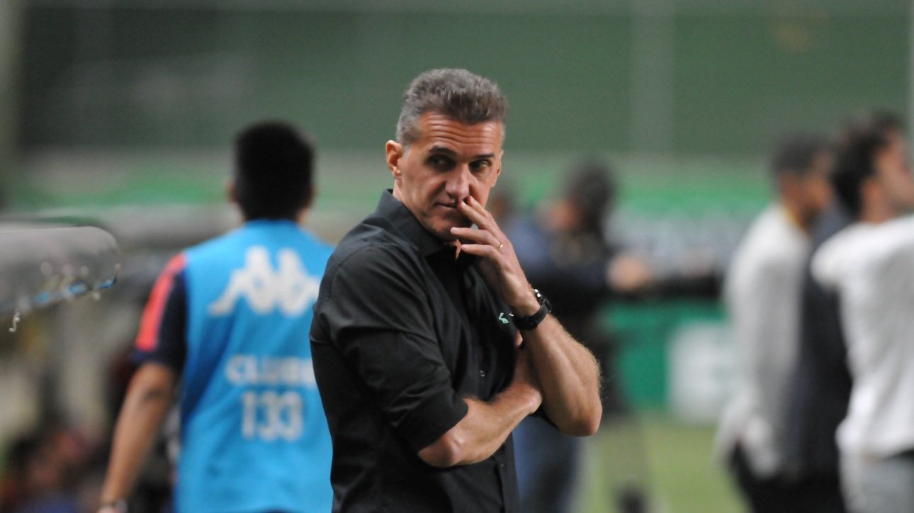 Vagner Mancini, técnico do América-MG à beira do campo em jogo contra o Fortaleza (foto: Alexandre Guzanshe/EM/D.A Press)