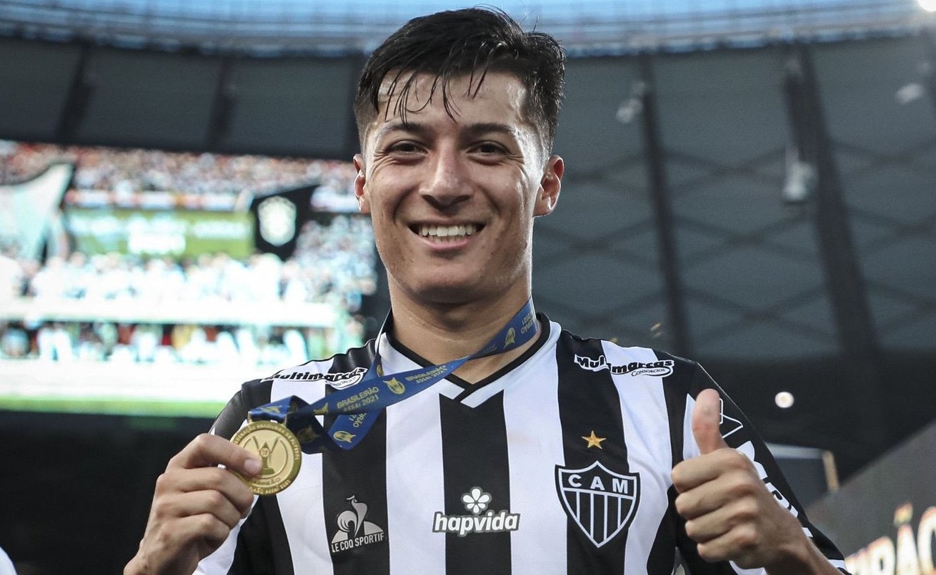 Alan Franco sorri para foto com camisa do Atlético-MG e medalha do Campeonato Brasileiro de 2021 (foto: Pedro Souza/Atlético-MG)
