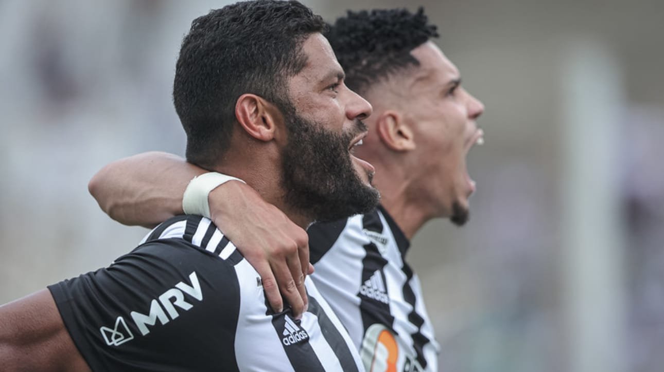 Paulinho e Hulk comemorando gol pelo Atlético-MG (foto: Pedro Souza/Atlético)