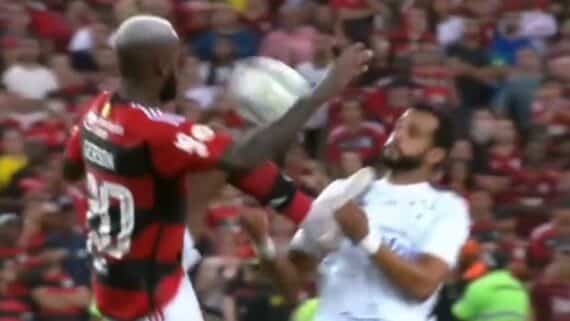 Gérson, do Flamengo, acerta solada no peito de Henrique Dourado, do Cruzeiro (foto: Reprodução/Premiere)