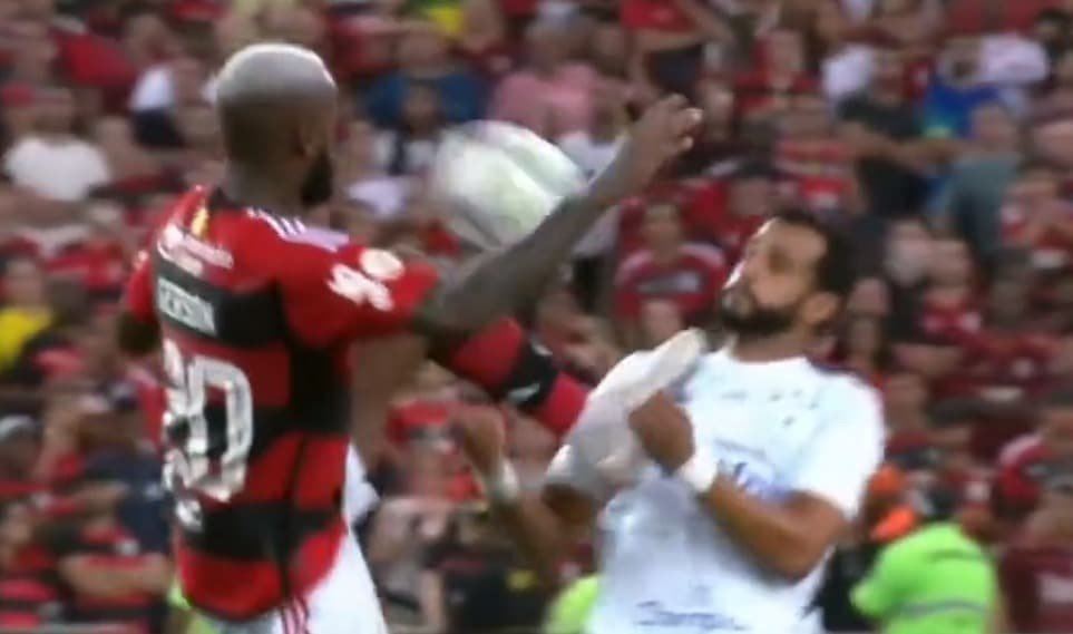 Gérson, do Flamengo, acerta solada no peito de Henrique Dourado, do Cruzeiro (foto: Reprodução/Premiere)