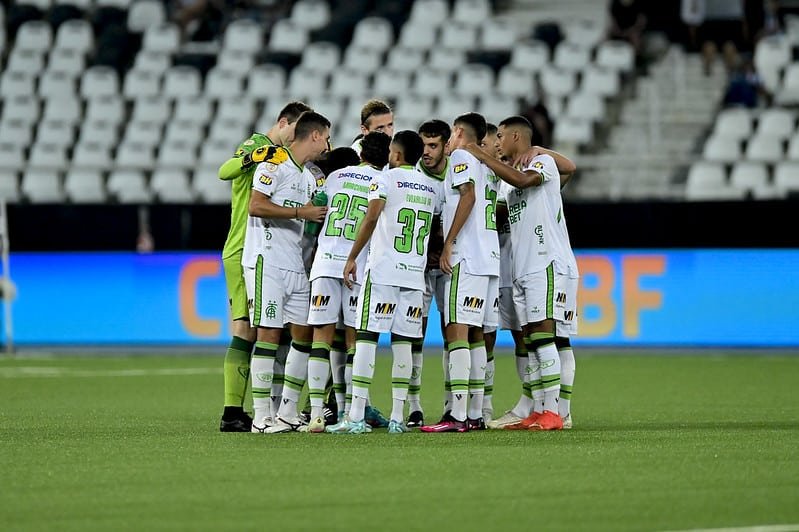 Jogadores do América-MG reunidos antes de partida contra Botafogo (foto: Mourão Panda/América)