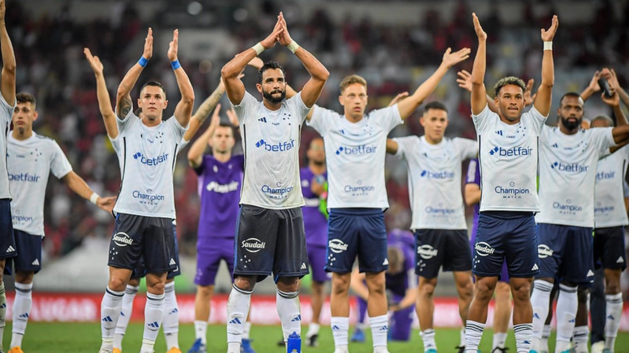 Jogadores do Cruzeiro saúdam a torcida presente no Maracanã (foto: Staff Images/Cruzeiro)