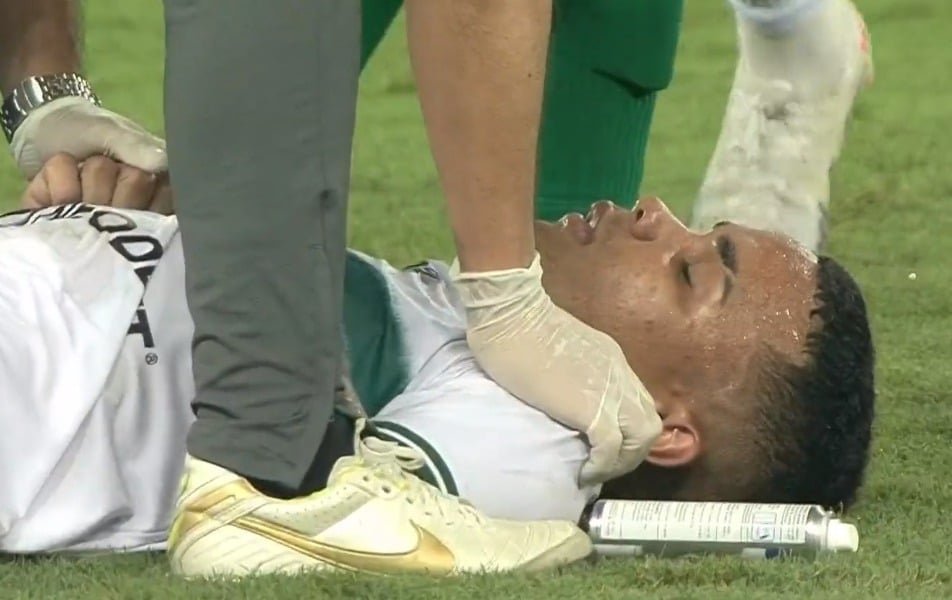 Kaio César, do Coritiba, desmaia em campo durante partida contra o Cuiabá (foto: Premiere/Reprodução)